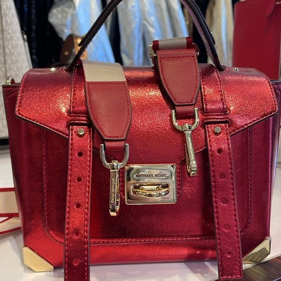 MICHAEL KORS
Manhattan Md TH SCHOOL Crackled Metallic Leather SATCHEL
Crimson - Picture 15 of 16